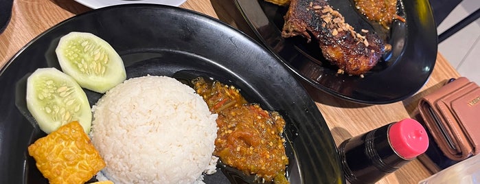 Restoran Ayam Penyet Ria is one of Setia Alam Eatery.