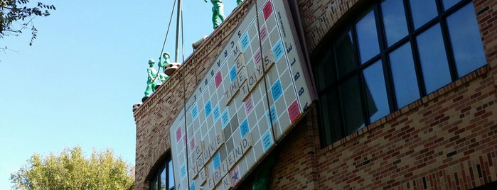 Walt Disney Presents Restrooms is one of Tempat yang Disukai Heloisa.