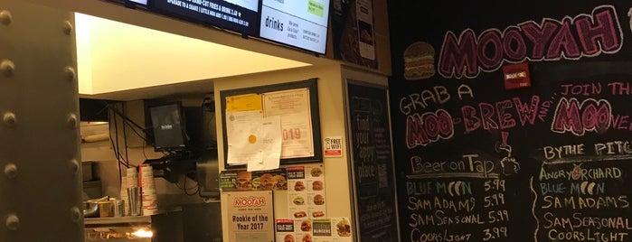 MOOYAH Burgers, Fries & Shakes is one of Tempat yang Disimpan Terence.
