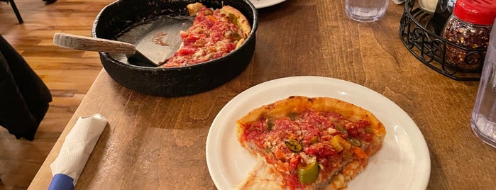 Lou Malnati's Pizzeria is one of Locais curtidos por Kimberly.