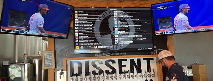Dissent Craft Brewing Company is one of Lugares guardados de Mike.