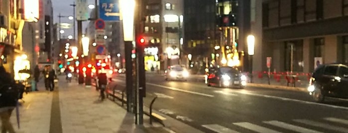 Hachioji Sta.-W. Intersection is one of 八王子.