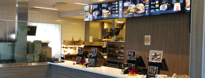McDonald's is one of Lieux qui ont plu à Max.