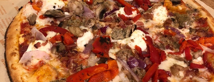 Blaze Pizza is one of Lugares favoritos de Paulien.