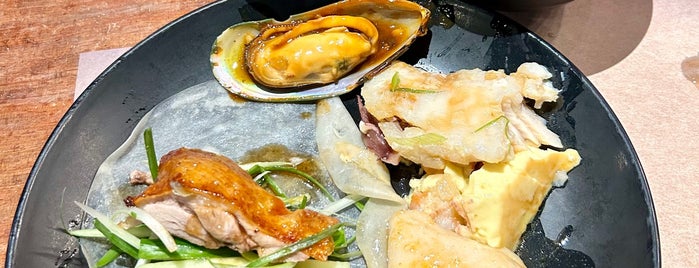 Dragon Pearl Buffet 龍珠 is one of HK / Chinese Restaurants in GTA.