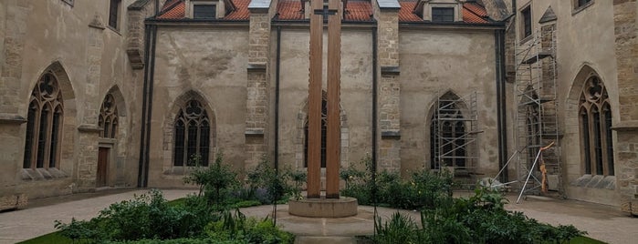 Emauzské opatství is one of Muzea.