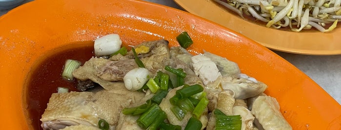 Restoran Ong Kee (安记芽菜鸡沙河粉 Tauge Ayam) is one of Ipoh.