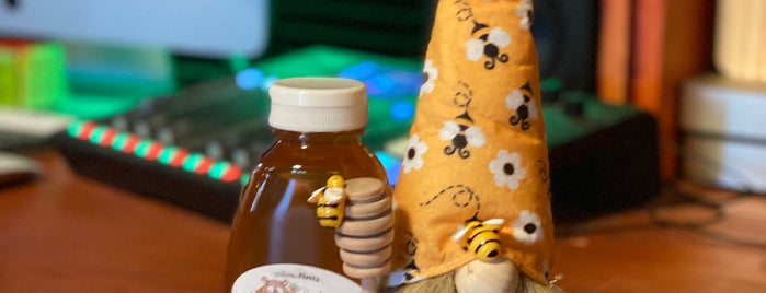 Pooh's Corner Honey is one of Tempat yang Disukai Robert.