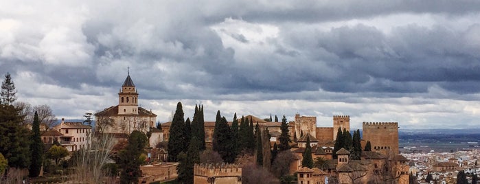 La Alhambra y el Generalife is one of Best Europe Destinations.