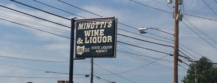 Minotti's Wine & Beverage is one of Tempat yang Disukai Chris.
