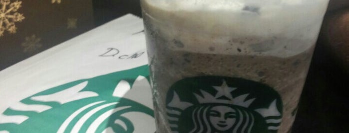 Starbucks is one of Locais curtidos por Elis.