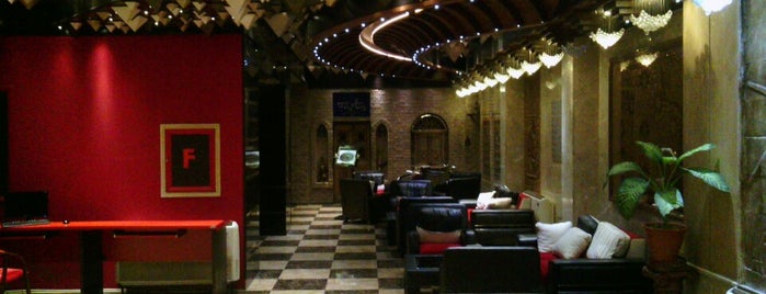 Ferdowsi Grand Hotel | هتل بزرگ فردوسی is one of Posti che sono piaciuti a Sana.