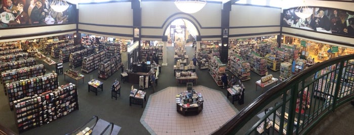 Barnes & Noble is one of สถานที่ที่ Rick ถูกใจ.