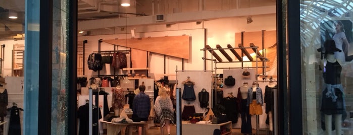 Urban Outfitters is one of Tempat yang Disukai Rick.