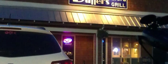 Duffers Pub & Deli is one of สถานที่ที่บันทึกไว้ของ Elena.