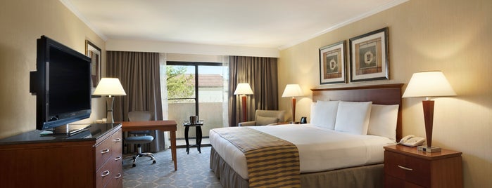 DoubleTree by Hilton is one of Tempat yang Disukai Colin.