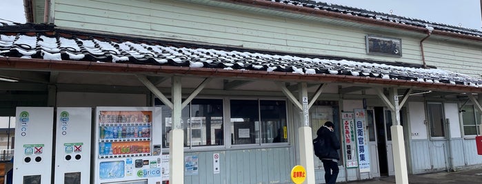 戸出駅 is one of 駅.