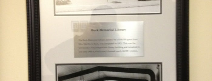 Buck Memorial Library is one of สถานที่ที่ Ray ถูกใจ.