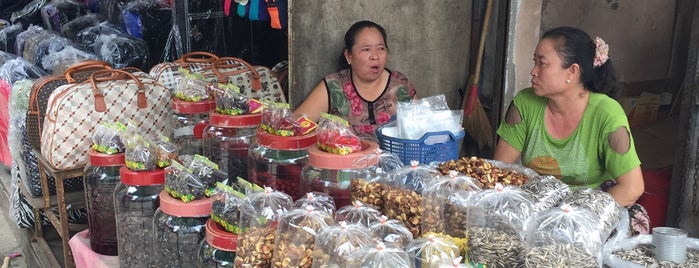 ตลาดท่าขี้เหล็ก (Tachileik Market) is one of Chiang Rai.