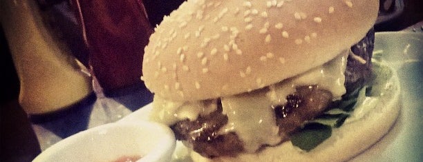 Red Steak & Burger is one of Lugares favoritos de Fabio.