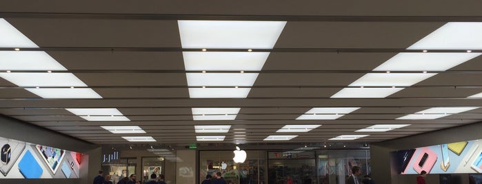 Apple Quaker Bridge is one of Apple Stores US East.