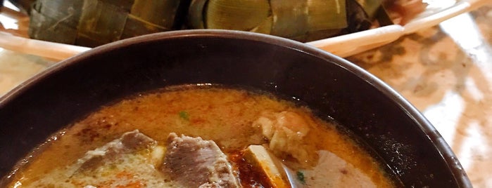 Coto Paraikatte is one of Kuliner in Makasar.