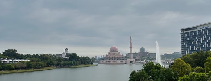Jambatan Seri Wawasan is one of Malaysia.