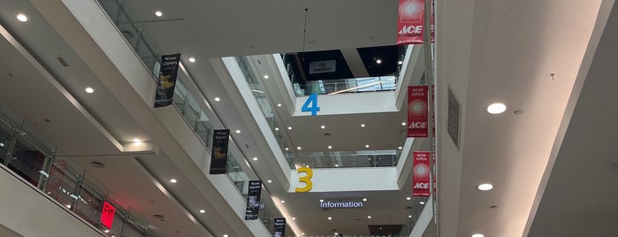 Jaya Shopping Centre is one of Lugares favoritos de Alan.