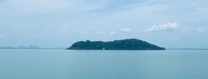 Lomprayah Ferry (Ko Samui ➡ Ko Pha-ngan ➡ Ko Tao) is one of Locais curtidos por Alan.