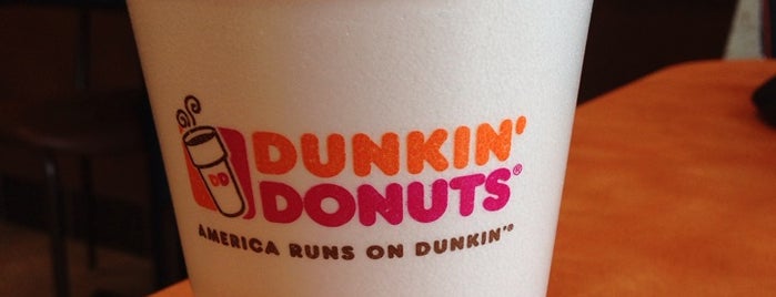 Dunkin' is one of Lugares favoritos de Macy.