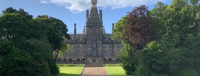 Fettes College is one of Edinburgh.