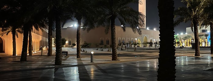 جامع جامعة الملك فيصل is one of Locais curtidos por Adam.