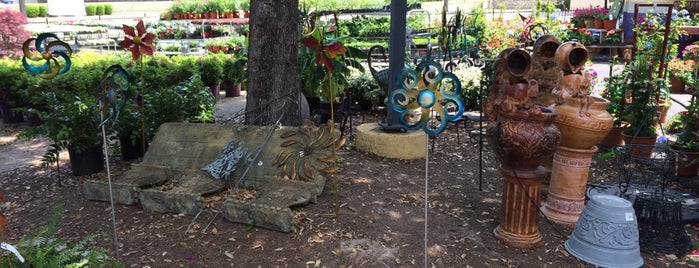 Under the Sun Garden Center is one of Lugares favoritos de Phillip.