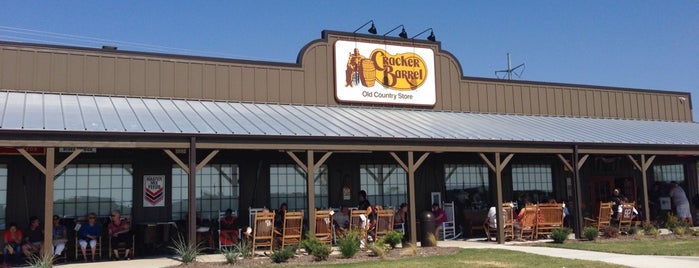Cracker Barrel Old Country Store is one of Tempat yang Disukai Justin.