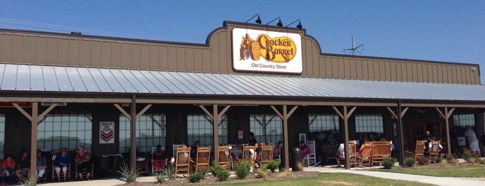 Cracker Barrel Old Country Store is one of Posti che sono piaciuti a Justin.