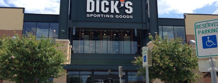 DICK'S Sporting Goods is one of Lugares favoritos de Terry.