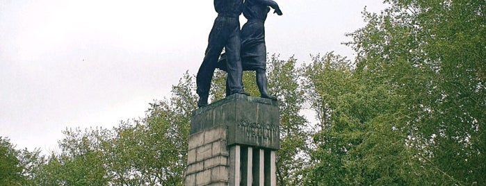 Памятник Комсомолу Урала is one of Ekaterinburg.