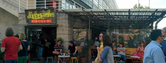Makamaka Beach Burger Café is one of Lugares favoritos de Mario.
