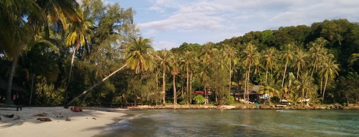 Klong Hin Beach Resort is one of Tempat yang Disukai Alexandra.