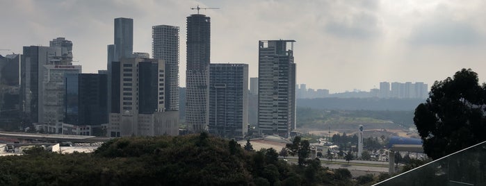 Campus Corporativo - Quad Santa Fe is one of Tempat yang Disukai Mariana.