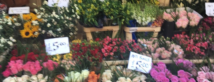 Columbia Road Flower Market is one of Lugares favoritos de Michael.
