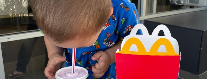 McDonald's is one of Tempat yang Disukai Dmitry.