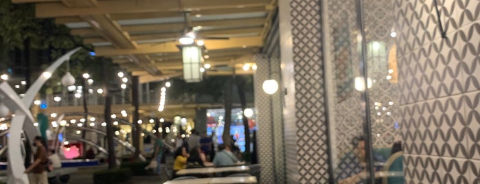 Serendra Piazza is one of Places to chill.