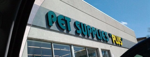 Pet Supplies Plus is one of สถานที่ที่ Vicky ถูกใจ.