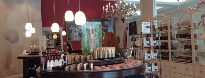 Bare Minerals is one of Chester'in Beğendiği Mekanlar.