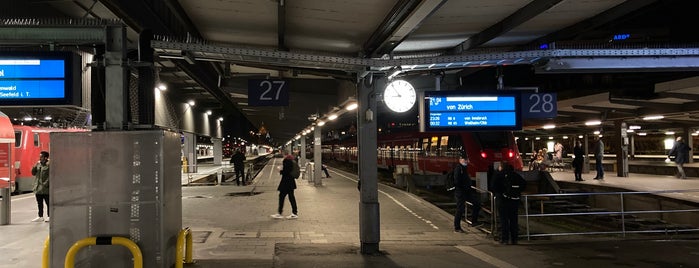 Gleis 27/28 is one of München Hauptbahnhof.