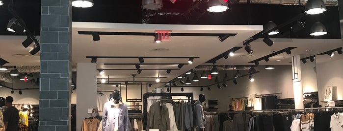 H&M is one of Tylerさんのお気に入りスポット.