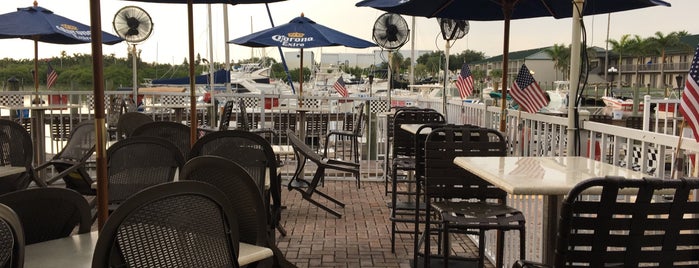 Tarpon Bay Grill & Tiki Bar is one of Lugares favoritos de Meredith.