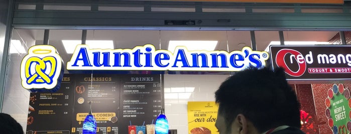 Auntie Anne's is one of สถานที่ที่ Lizzie ถูกใจ.
