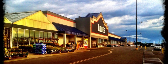 Lowe's is one of สถานที่ที่ Phillip ถูกใจ.